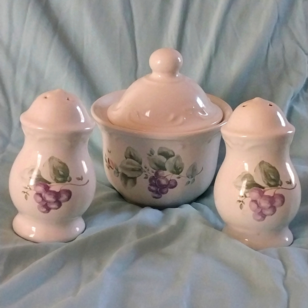 Pfaltzgraff Grapevine Grape Sugar Bowl W/ Lid  Salt & Pepper USA Vintage EUC